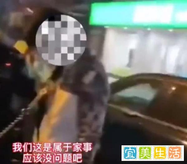 女孩牵着男友上街，男友趴在地上走引起民警注意，女孩：这是家事