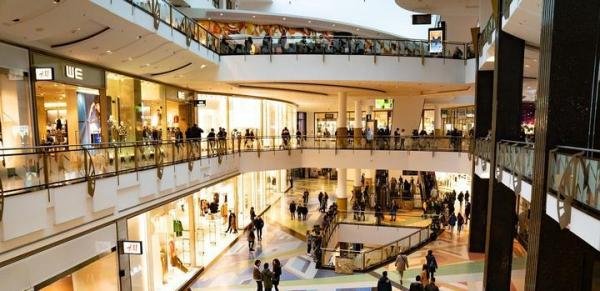 零售市场大洗牌！传统商超巨头在短短一年内竟亏损了高达49亿。全线溃败，胖东来能否拯救？