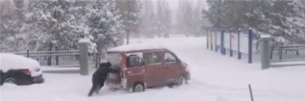 内蒙古强降雪积雪堵住半边门 这是咋情况?