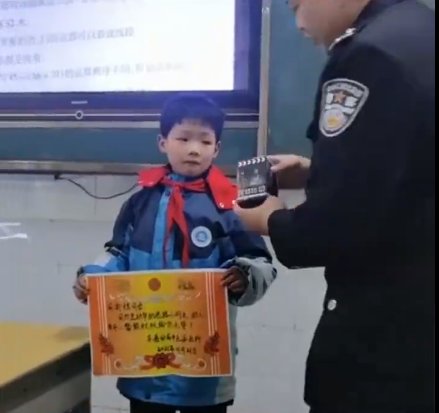 湖北一8岁小朋友捡到3岁小朋友交给了警察,事情的真相究竟是什么?