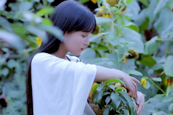李子柒谈原生家庭的影响,忍不住掉眼泪,她到底经历了什么?