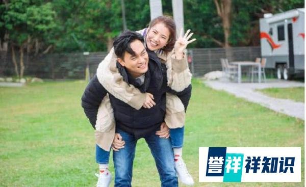 袁咏仪抱胡杏儿儿子,素颜好美,李奕霆一脸木讷,化身呆宝