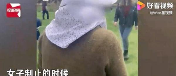 大妈以收垃圾为由拿走孩子零食 这是咋情况?