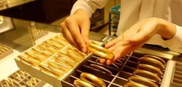 抢黄金变成卖金潮,回收商直喊苦:跌太快,亏太多