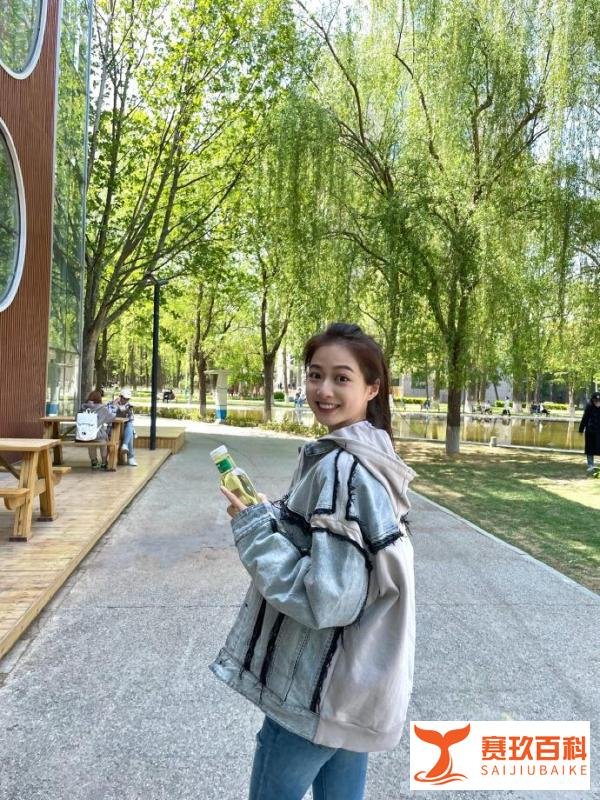 领诵员冯琳为酝酿情感曾去参观红船，被评价：正统正气，老少通吃