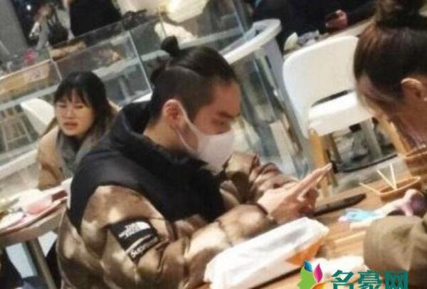 蒋劲夫现身快餐店 一个人逛书店吃快餐不亦乐乎