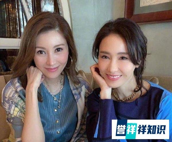 李嘉欣与黎姿女神聚会，相貌宛如年轻少女，双女神淡妆出镜保养得宜！