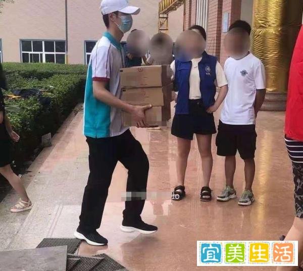 刘昊然与王一博回到家乡河南，打扮低调送物资，正能量爆棚