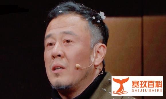 杨坤开豪车深夜聚会，耍酒疯拽着美女不让走，网友：酒后看人品
