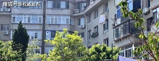 女子晾晒被子从五楼坠落身亡 这是咋情况？
