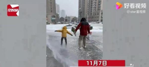 河北大雪父子俩出门被吹平移 这是咋情况？