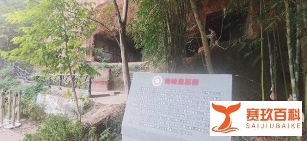 中国双科技报：村民在墓穴躺坐一排乘凉:人多不怕