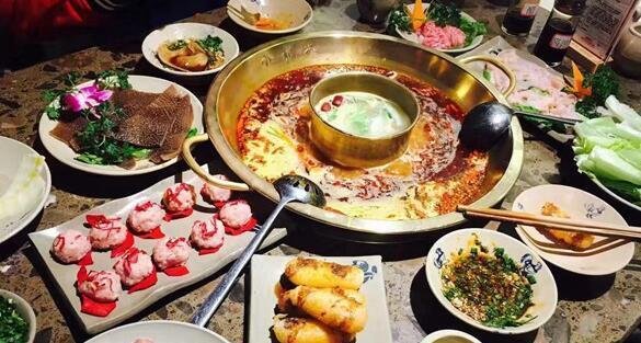 作坊用黄喉废油鸭血做肥牛 这是咋情况?