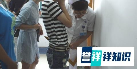 北京某医院一53岁男医生给女大学生体检,侵犯20多人,被判4年