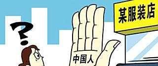 我刚才坐公交车的时候，坐在最后一排，一个扮相有些像农民工的人上车了，坐在我的左边，，然后我的右边还