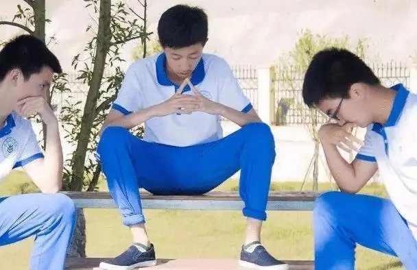 出其不意的惊喜，初三生蹭花车被要求做一套试卷，到底咋回事？