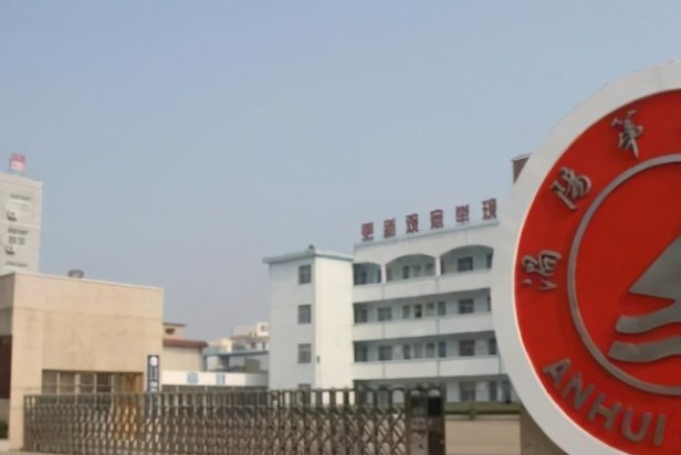 某校班主任私自招收借读生，违规收费超百万元，她违反了什么规定？