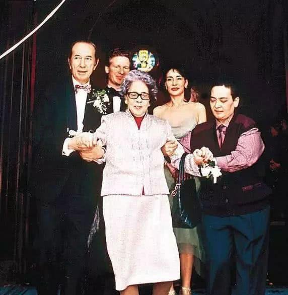 赌王原配妻子黎婉华,为何结局悲惨?