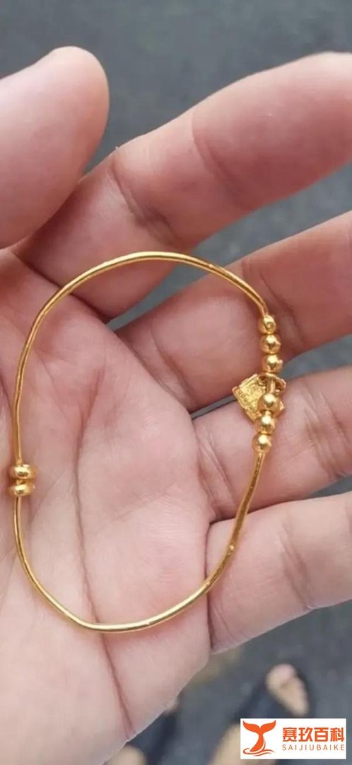 女子去玉米地捡到万元黄金镯，完璧归赵令人钦佩！