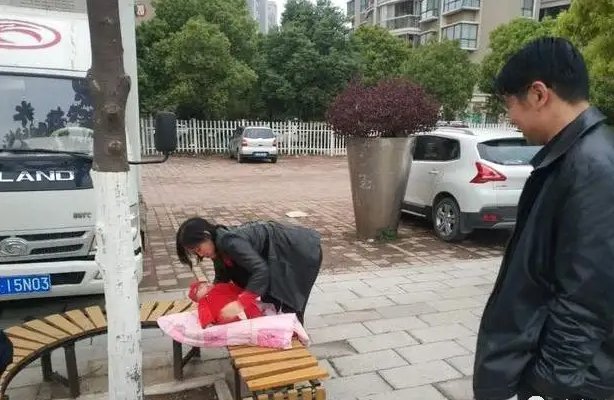 男子晨跑发现疑似弃婴，孩子的父母为何能忍心将其抛弃？