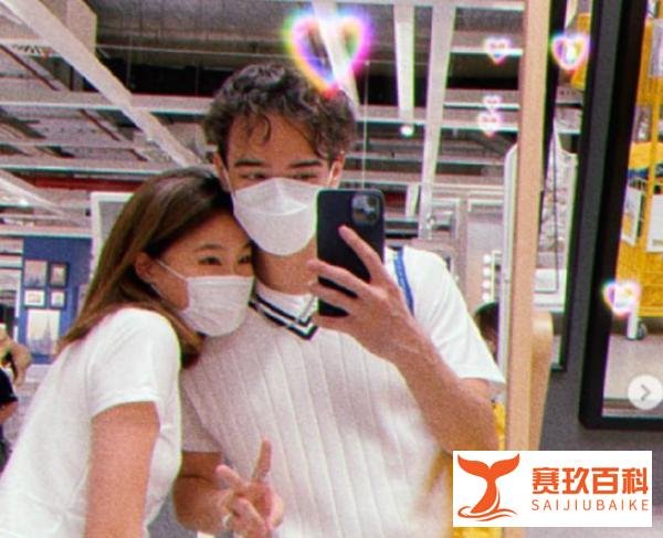 韦唯儿子公开官宣恋情，女方温柔大方，一起逛街很温馨