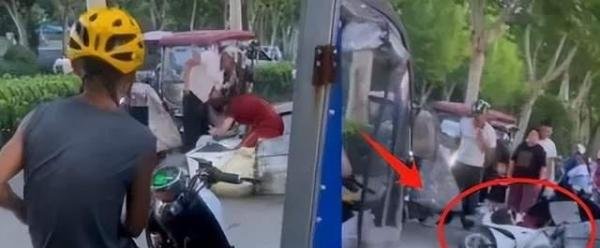 闹大了！男子被扇耳光后连续击打女子头部，评论区炸锅！