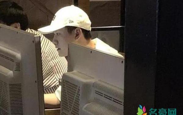 秦俊杰网吧打游戏 非常认真的对着荧幕打游戏