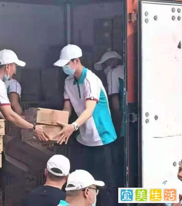 刘昊然与王一博回到家乡河南，打扮低调送物资，正能量爆棚
