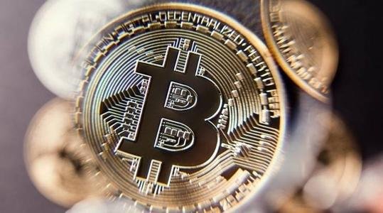 出狱后自称手握万枚比特币的男子，他是不是在吹牛？