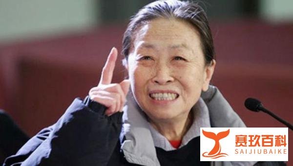 83岁老戏骨张少华近照曝光，身形消瘦轮椅出行，与粉丝合影显慈祥
