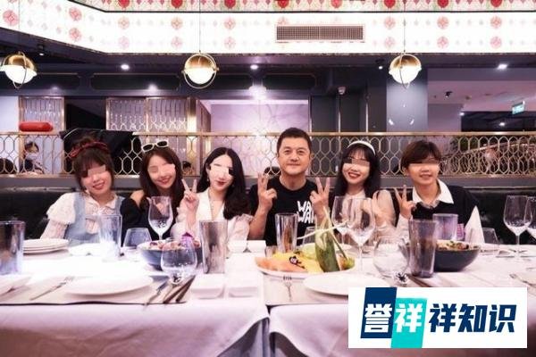 李亚鹏光脚种地，一脸辛酸的模样，耐心的回应“兄弟堂”事件