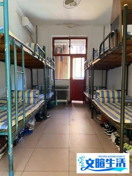 学校一个宿舍住30人,2人睡1张床,当地教育局回应:会反映给学校