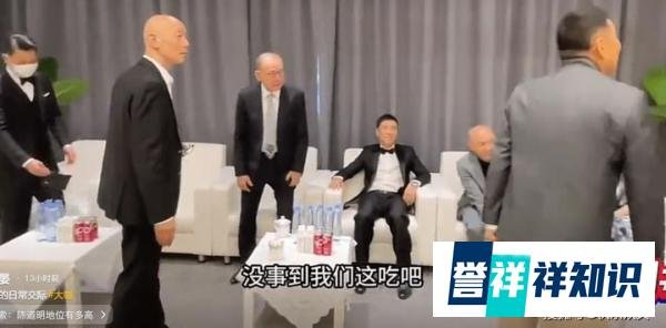68岁陈道明拒绝与杨受成握手！葛优好心提醒，为人细心体贴有风度