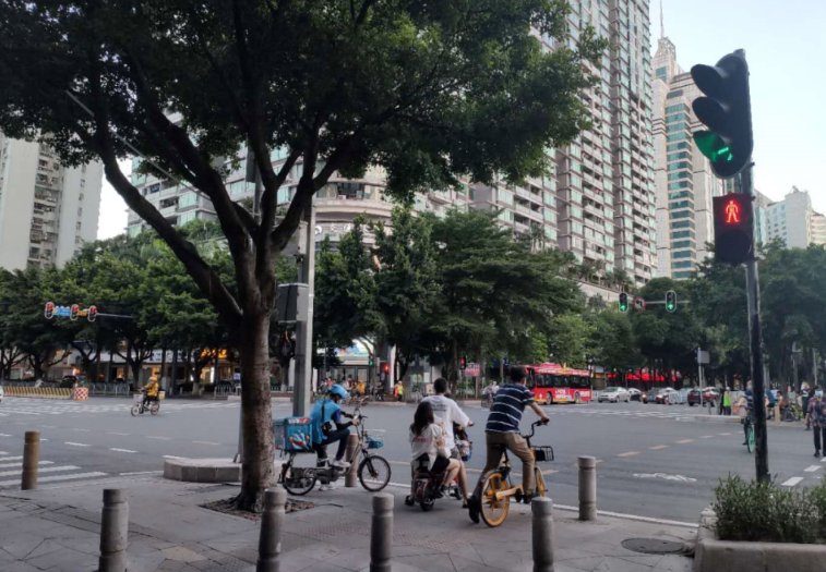 广州现地上红绿灯,对交通安全是否存在隐患?