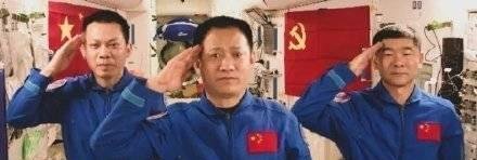 3名航天员在太空过八一 这是咋情况？