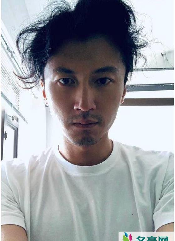 谢霆锋晒睡醒照 没有看到王菲身影有些失望