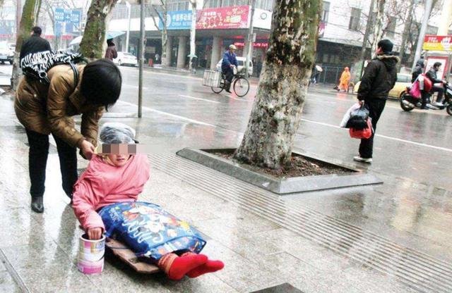 警方通报父亲摔亡幼童细节,网友惊呼错怪拍视频的可怜母亲,究竟有何隐情?