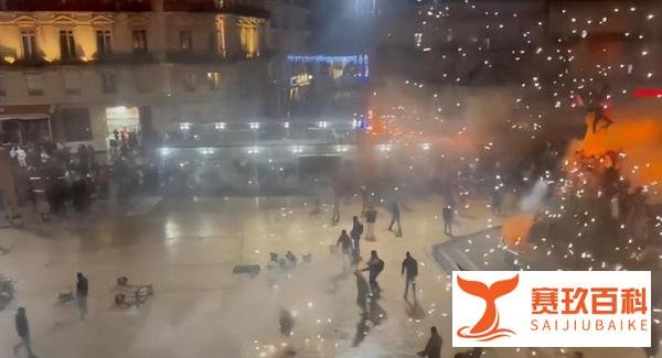 法国和摩洛哥球迷街头冲突，发射烟花引起骚乱，防暴警察极力控制