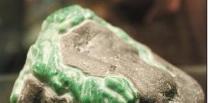 翡翠原石怎样从皮色开到满绿