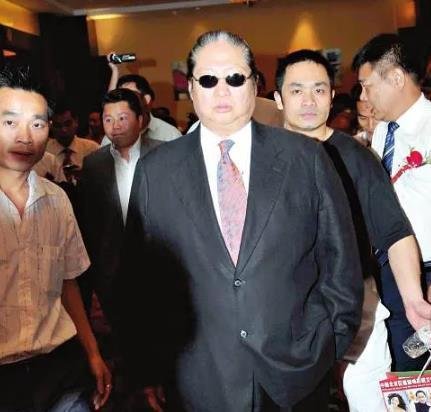 不敢想象，洪金宝曾被称为“最灵活的胖子”，如今竟然瘦到脱相
