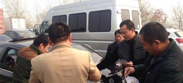 男子和公鸡在高速路上打斗 网友：年货打人了