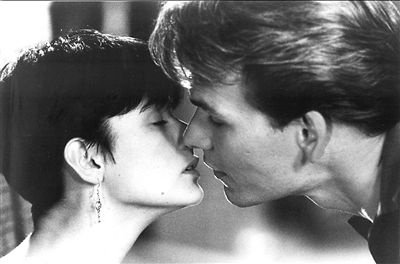 电影人鬼情未了的主题曲是什么？