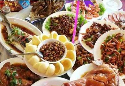 吃饭时，有人喜欢在餐桌上做什么事？