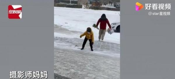 河北大雪父子俩出门被吹平移 这是咋情况？