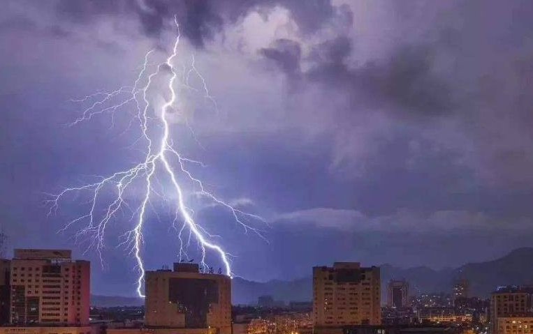 雷声隆隆不断的原因