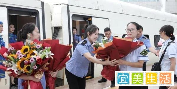哽咽安慰乘客的她,获提拔!