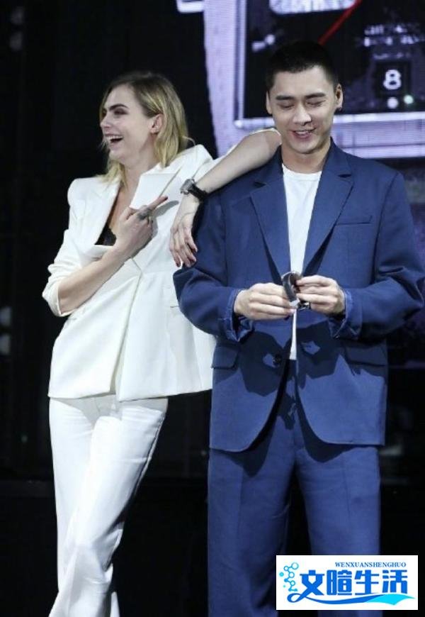 李易峰卡拉“摸头杀”
