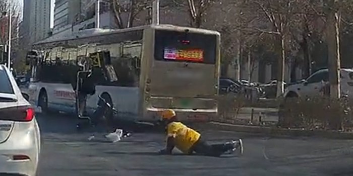 郑州公交撞翻外卖员逃逸，司机已停职，公交司机是否已经违法了？