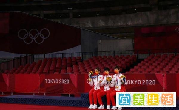 中国看台上全是世界冠军，买菜做饭的都是世界冠军，真凡尔赛大师！