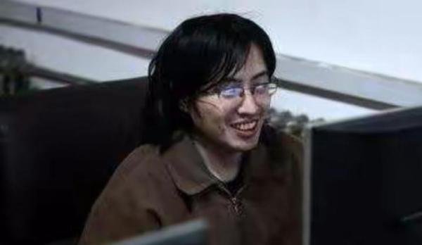 “77哥”：网吧吃住4年半，上机时长2万多个小时，77号是他的专座